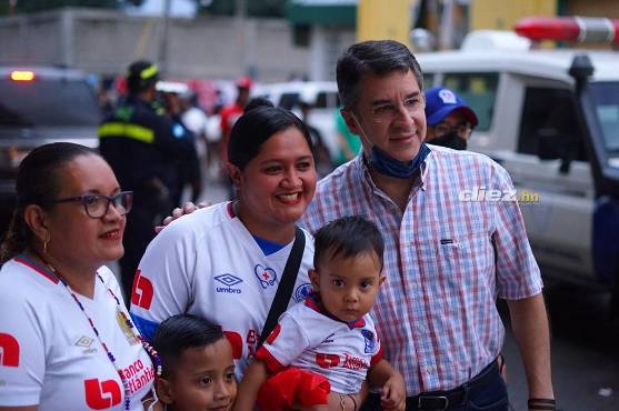 Rafa Villeda, presidente del Olimpia, llegando al estadio ceibeño.