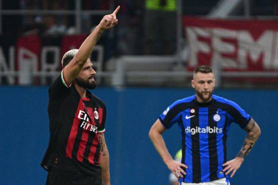 Olivier Giroud marcó el otro tanto del AC Milan ante el Inter.