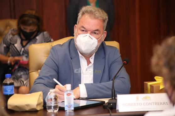 El alcalde Roberto Contreras dirigió la reunión para solventar la paz en los estadios. FOTOS: Jefry Ayala