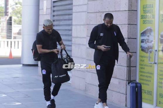 Andy Najar llegando junto a Menjívar al Aeropuerto. Foto: Estalin Irías.