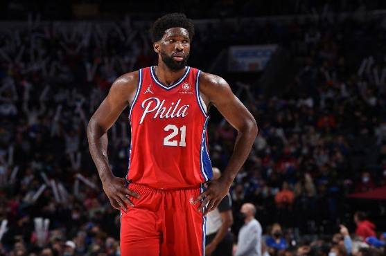 Joel Embiid tuvo otro gran partido con los sixter.