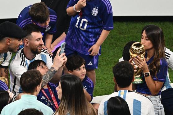 Antonela Roccuzzo le regaló tremendo beso a Leo Messi y levantó la copa Mundial lograda por Argentina en Qatar