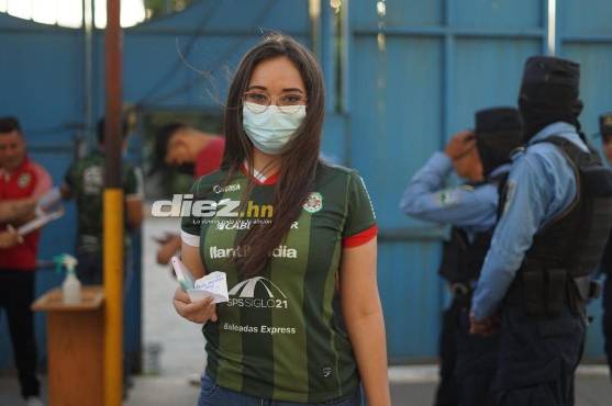 Bella fans del Marathón llega al estadio Olímpico de San Pedro Sula. FOTO: Mauricio Ayala.