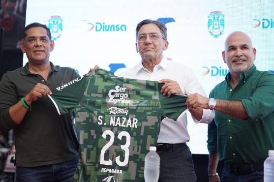 El director deportivo Rolin Peña y el presidente Orinson Amaya presentaron a Salomón Nazar ante los medios de comunicación. FOTOS: Mauricio Ayala