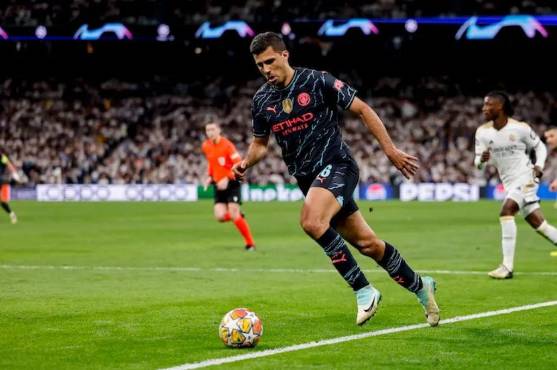 Rodri conduciendo el balón en el Santiago Bernabéu.