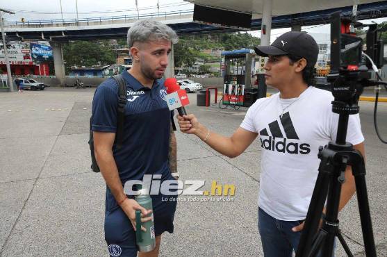 El periodista Victor Bustillo hablando con Auzmendi. Foto: David Romero.