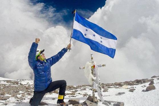 Fueron 8,846 metros los que tuvo que escalar el hondureño para alzar la bandera nacional en lo más alto del mundo.