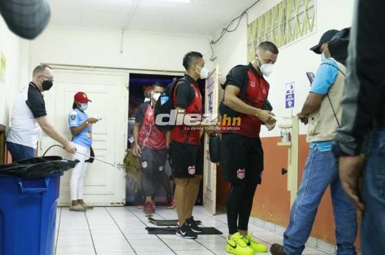 Con todas las medidas de bioseguridad llegaron los futbolistas del Vida al estadio Ceibeño.
