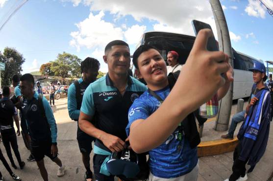 Héctor Castellanos comparte con los aficionados.