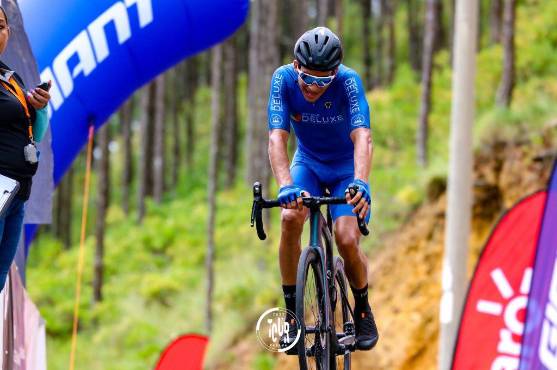 Luis Lopez pedaleando para llegar a la meta del recorrido de la competencia de montaña.