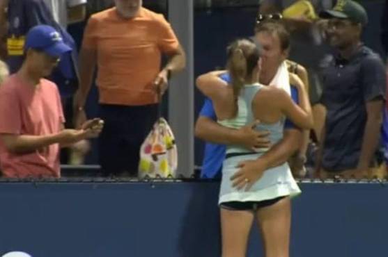 Momento exacto en donde el padre y la joven se besan en la boca.