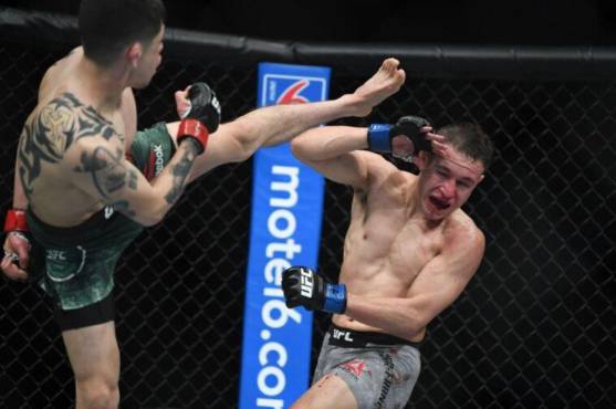 Brandon Moreno conectando una patada voladora a Kai Kara-France