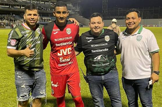 Alejandro Espinoza junto a Jonathan y Nelson Amaya son amigos cercanos de Ortiz que lo han apoyado en su estadía en San Pedro Sula.