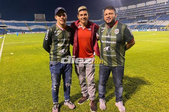 ¡Llegó “Paco”! Francisco Martínez ya posa con los colores de Marathón y observó el Clásico contra el Olimpia