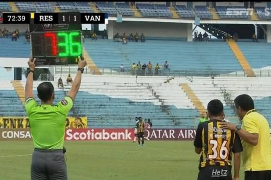 Emilson Soto le dio indicaciones a Roberto Osorto previo a su debut.