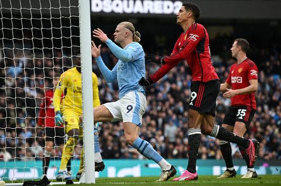 Haaland se falló el gol más fácil de su carrera: así fue el tremendo error del noruego en el Manchester City - United