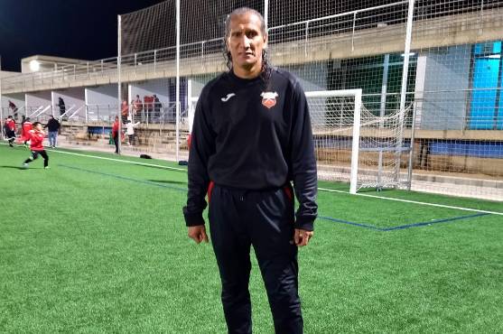 Venado Castro con su nuevos colores en el fútbol español. FOTO: Marca