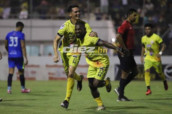 Roberto Moreira y su festejo tras anotar el 1-0 de Génesis ante Potros. Foto Diez: Emilio Flores.