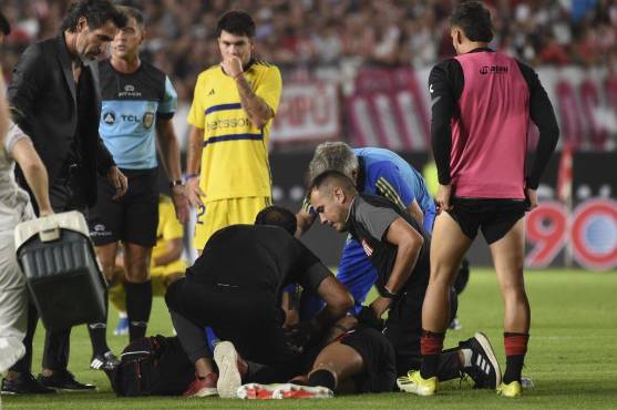 ¿Cómo pasó la noche Javier Altamirano y qué se sabe de su salud tras convulsionar en el Estudiantes vs Boca?