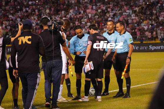 Momento en que Messi y Bengtson hicieron el sorteo. Foto: Mauricio Ayala.