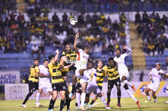 Real España y Olimpia, solo uno pasará a las semifinales del torneo Clausura 2024. Foto: Héctor Edú.