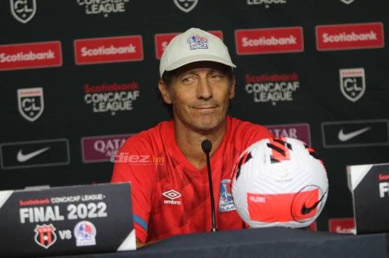 Pedro Troglio atendió con sonrisas incluidas las respuestas de periodistas hondureños en Costa Rica. FOTOS: Alex Pérez