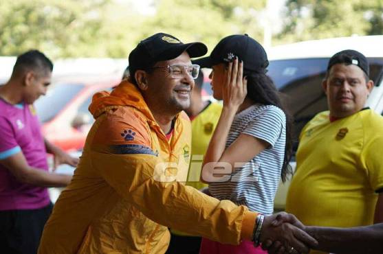 Jeaustin Campos saludando a los aficionados del Real España. Foto: Mauricio Ayala.