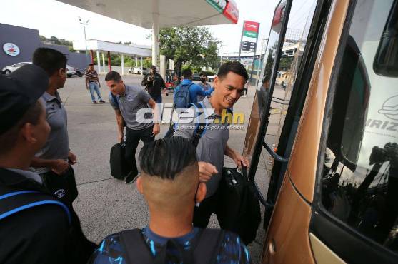 Algunos aficionados se acercaron a despedir a los jugadores. Foto: Estalin Irías