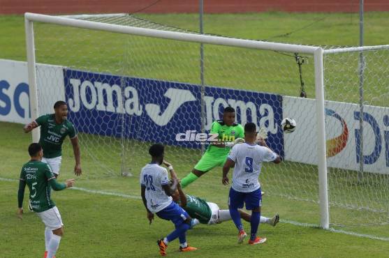 Blackburn empujó la pelota y puso a ganar al Victoria frente a Marathón. Foto: Neptalí Romero