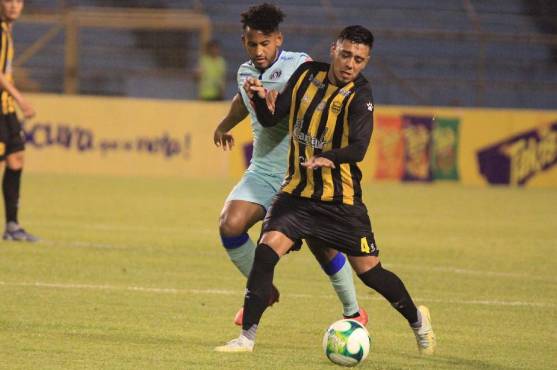Mayron Flores disputó un buen partido ante Motagua. Juan Carlos Obregón sigue sin rendir.