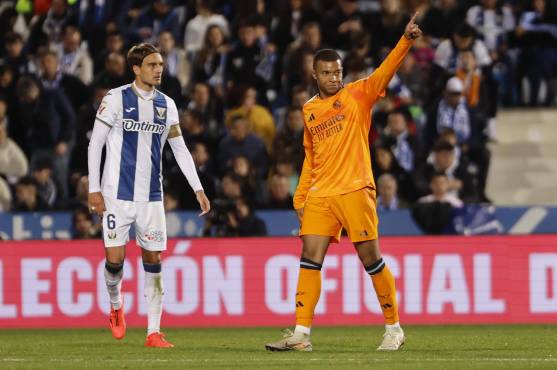El delantero francés del Real Madrid, Kylian Mbappé, tras conseguir el primer gol del equipo madridista durante el encuentro correspondiente a la jornada 14 de Laliga EA Sports