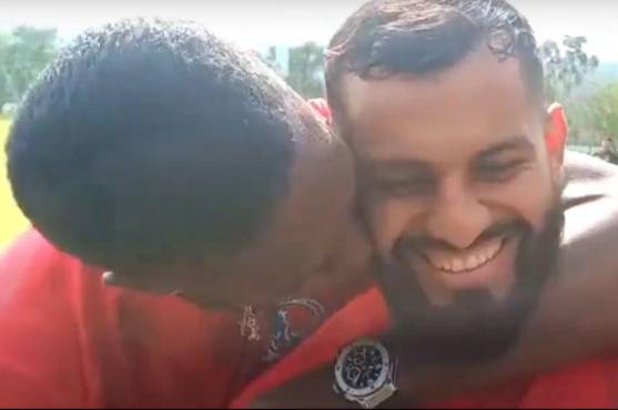 Bryan Beckeles lo hace de nuevo: Sorprende a un compañero con un beso en plena entrevista ¿cuántos son ya?