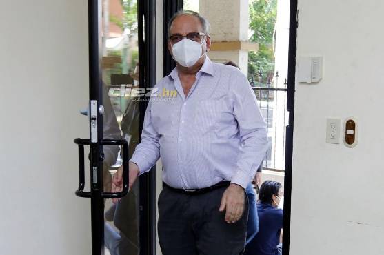 Víctor Kawas entrando a la oficina de Liga Nacional.