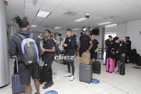 Los jugadores del Olimpia haciendo fila para migración. Foto: Estalin Irías.