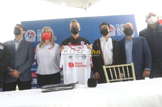 Pablo Lavallén posando con la camisa del Olimpia en su presentación.
