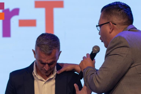 Pablo Lavallén asiste a Iglesia en Tegucigalpa y confiesa su conmovedor testimonio de vida tras perder a su madre