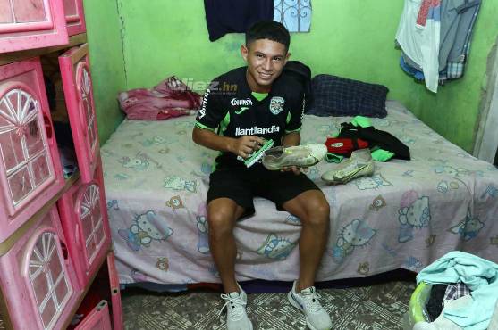 El joven jugador del monstruo limpiaba sus tacos previoa marcharse al entrenamiento.
