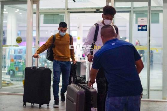 Jonathan Rubio, Choco Lozano y Bryan Róchez llegaron a las 6:15 de la mañana de este lunes a Honduras. FOTO: Mauricio Ayala.