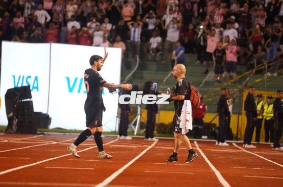 Messi dando gracias a la afición hondureña por la ovación. Foto: Mauricio Ayala