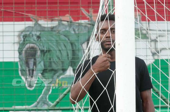 ¿Cómo un extremo resultó siendo un efectivo 9? Clayvin nos cuenta la transformación y el país donde pasó.