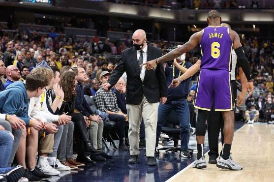 LeBron James pide que expulsen a dos aficionados del partido.