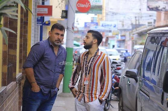 El técnico uruguayo Martín García en plática con el periodista Omar Gutiérrez en las calles de Siguatepeque. FOTO: NeptalÍ Romero