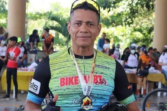 Yuri Espinal con una de las medallas que ha conseguido.