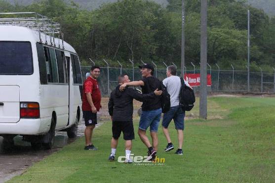 Llegó Troglio y uno de los primeros que lo fue a saludar fue el popular “Chelito”, el entrenador argentino es muy querido en Olimpia. FOTO: Marvin Salgado.