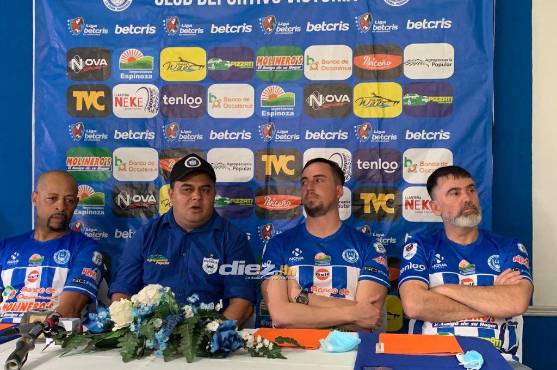 Fernando Araújo fue presentado oficialmente como nuevo entrenador de Victoria: “Queremos estar en la fiesta grande”