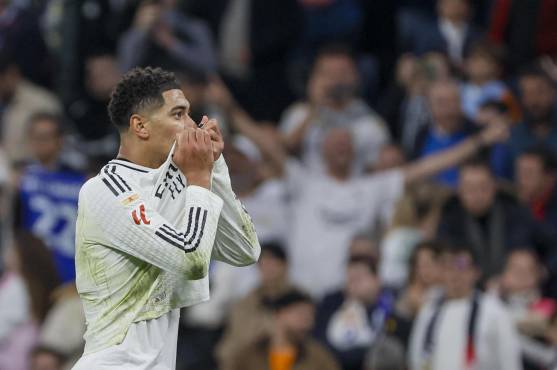 El centrocampista inglés del Real Madrid Jude Bellingham celebra el primer gol de su equipO