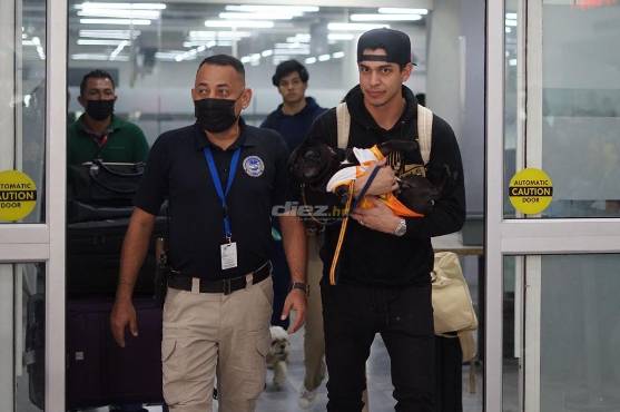 Cargando a su perro raza Pug, y acompañado de su esposa, Mauricio Dubón regresó a Honduras tras conquistar le Serie Mundial. FOTOS: Mauricio Ayala