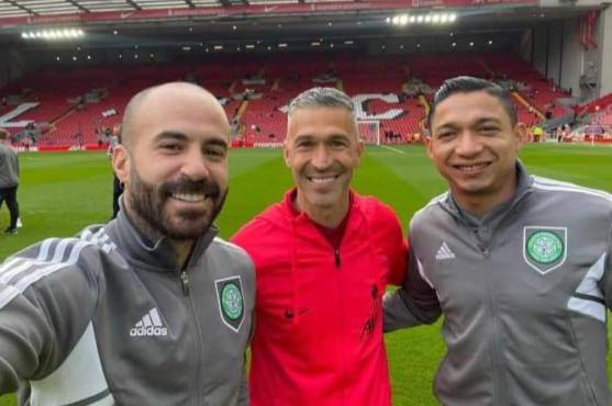 Emilio Izaguirre y su compañero Marc Crosas junto al español Luis García.