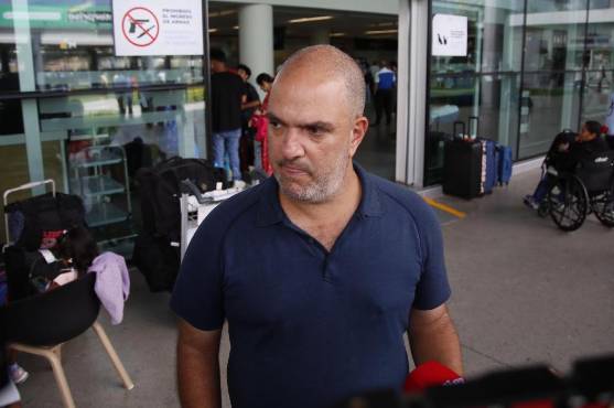 Tato Saybe habló con la prensa en su arriba al Aeropuerto de Palmerola este domingo. FOTO: Marvin Salgado