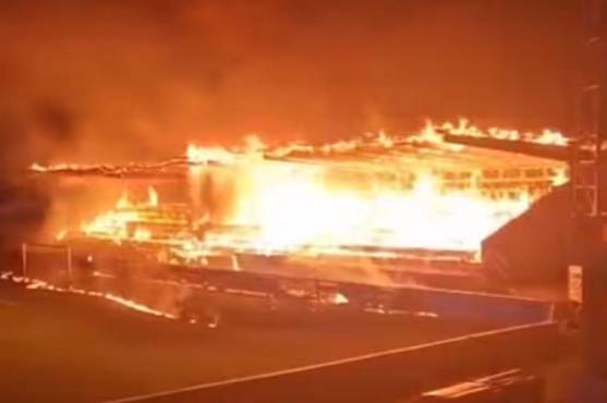 Así se miraba el incendio del estadio.